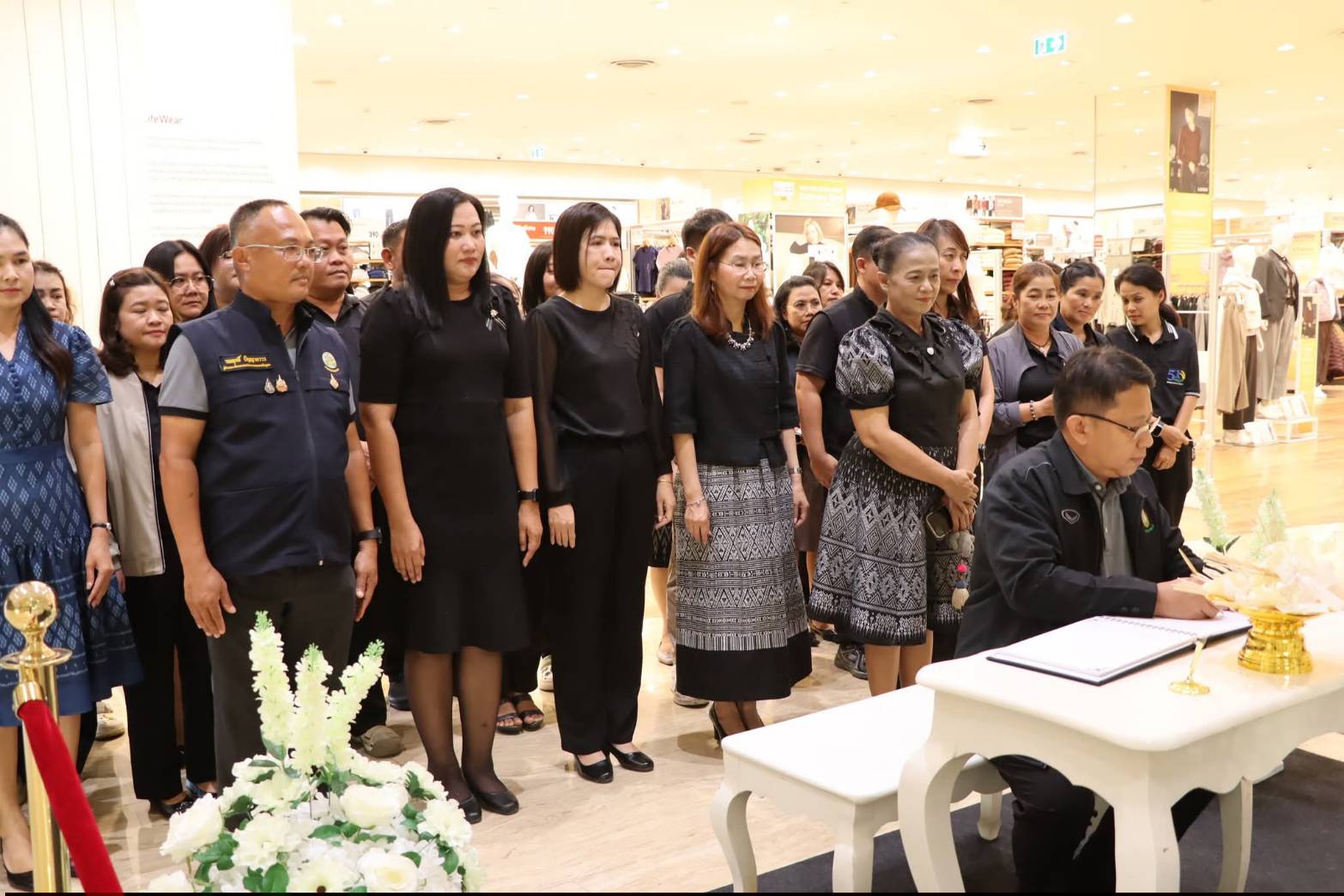 title - ศพส. ร่วมกิจกรรม “หนึ่งดอกไม้จากสองมือ แทนความตั้งใจจากหัวใจชาวอยุธยา” ณ ศูนย์การค้าเซ็นทรัล อยุธยา